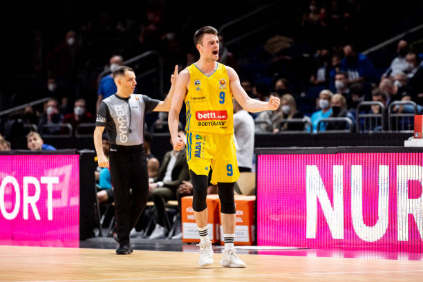 他在休赛期 他在休赛期